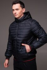 Мужская Демисезонная Стеганая Темно-Синяя Куртка с Капюшоном и Красными Полосками по Краям