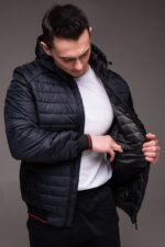 Мужская Демисезонная Стеганая Темно-Синяя Куртка с Капюшоном и Красными Полосками по Краям