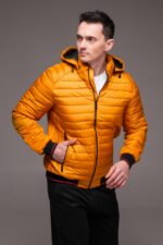 Мужская Демисезонная Стеганая Оранжевая Куртка с Капюшоном и Красными Полосками по Краям
