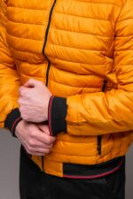 Мужская Демисезонная Стеганая Оранжевая Куртка с Капюшоном и Красными Полосками по Краям