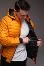 Мужская Демисезонная Стеганая Оранжевая Куртка с Капюшоном и Красными Полосками по Краям