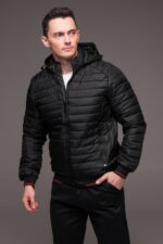 Мужская Демисезонная Стеганая Черная Куртка с Капюшоном и Красными Полосками по Краям