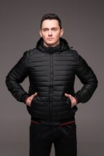 Мужская Демисезонная Стеганая Черная Куртка с Капюшоном и Красными Полосками по Краям