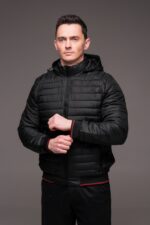 Мужская Демисезонная Стеганая Черная Куртка с Капюшоном и Красными Полосками по Краям