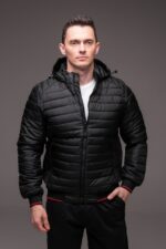 Мужская Демисезонная Стеганая Черная Куртка с Капюшоном и Красными Полосками по Краям