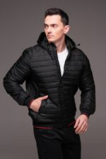 Мужская Демисезонная Стеганая Черная Куртка с Капюшоном и Красными Полосками по Краям