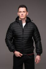 Мужская Демисезонная Стеганая Черная Куртка с Капюшоном и Красными Полосками по Краям