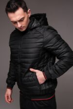 Мужская Демисезонная Стеганая Черная Куртка с Капюшоном и Красными Полосками по Краям