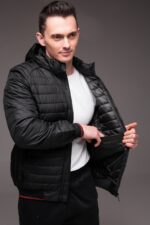 Мужская Демисезонная Стеганая Черная Куртка с Капюшоном и Красными Полосками по Краям