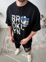 Мужской Летний Черный Костюм Комплект Оверсайз с Принтом Надписью (Футболка + Шорты)