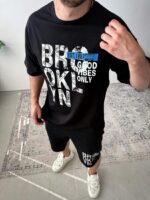 Мужской Летний Черный Костюм Комплект Оверсайз с Принтом Надписью (Футболка + Шорты)