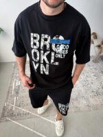 Мужской Летний Черный Костюм Комплект Оверсайз с Принтом Надписью (Футболка + Шорты)