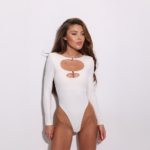 Женское Белое Боди с Длинными Рукавами и Вырезами на Груди