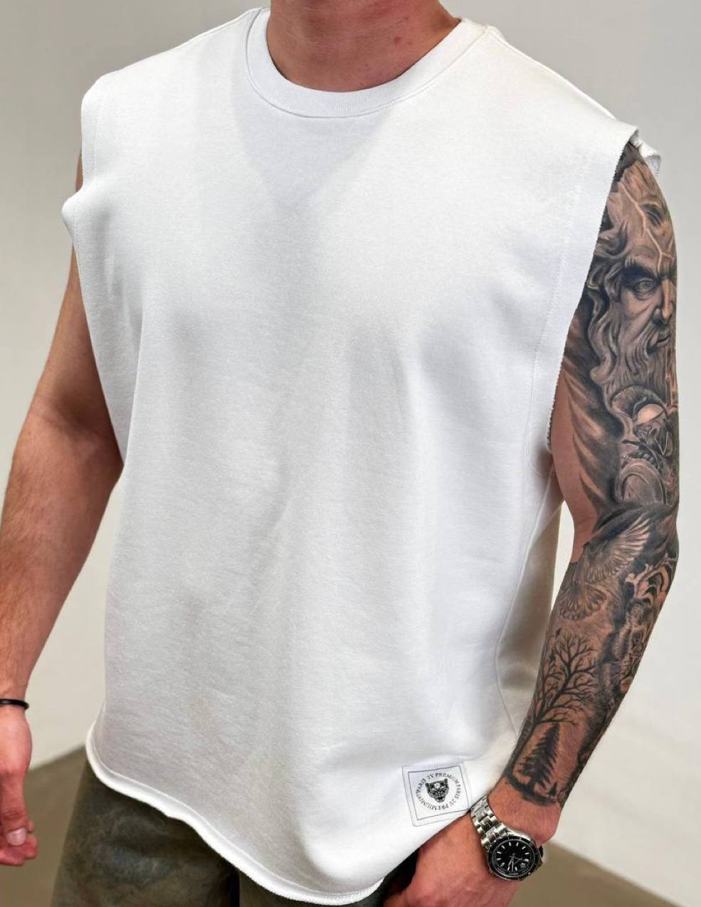 photo_2026-04-01_09-59-44 Мужская Белая Футболка Свободного Кроя без Рукавов с Обрезанными Краями