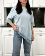 Женская Асимметричная Удлиненная Голубая Футболка Оверсайз с Кружевом по Краям