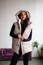 Женская Теплая Бежевая Жилетка Безрукавка с Капюшоном