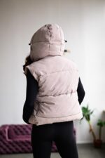 Женская Теплая Бежевая Жилетка Безрукавка с Капюшоном