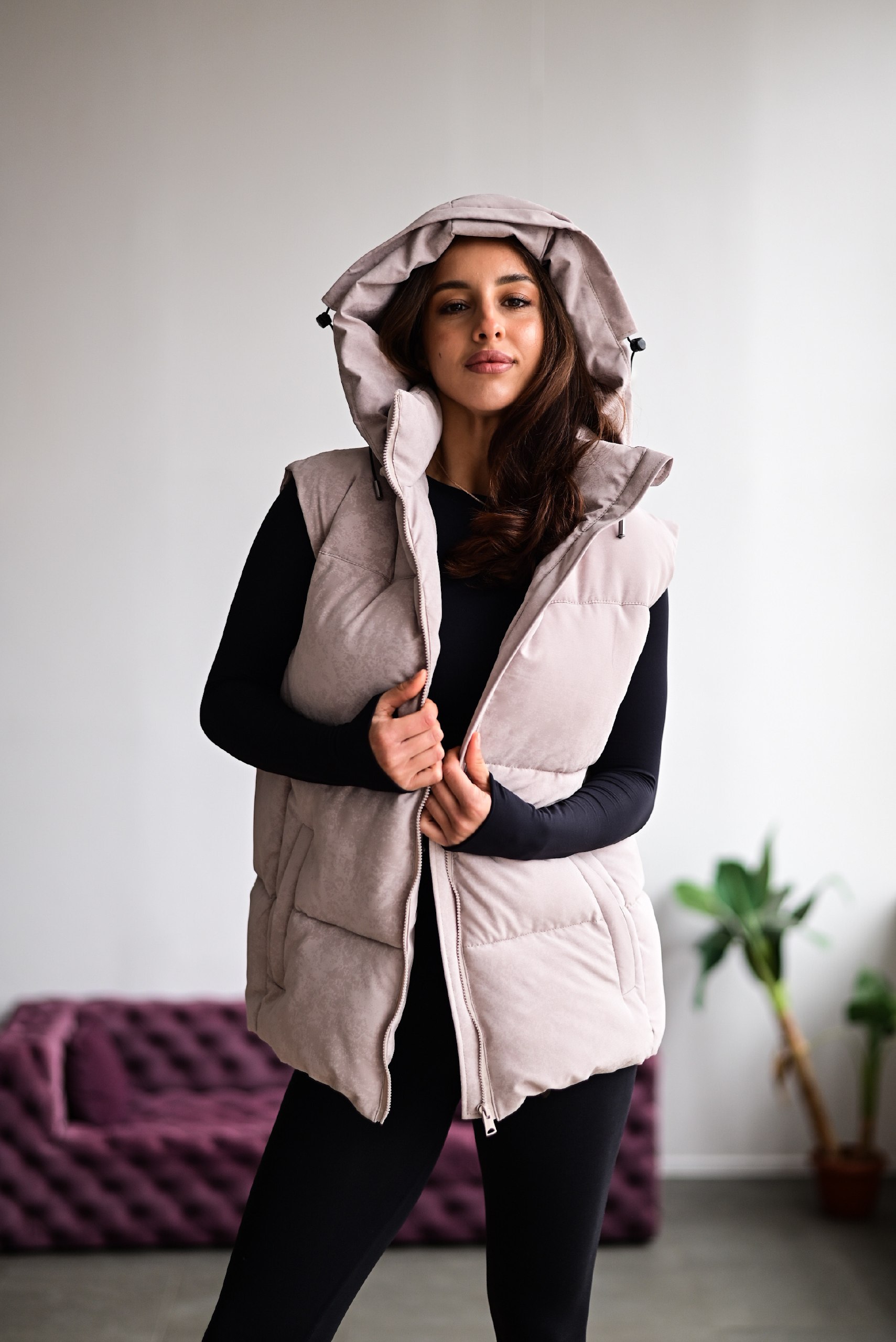 photo_2026-04-03_10-24-56 Женская Теплая Бежевая Жилетка Безрукавка с Капюшоном