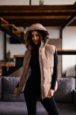 Женская Теплая Жилетка Безрукавка Мокко с Капюшоном