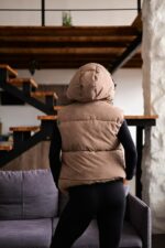 Женская Теплая Жилетка Безрукавка Мокко с Капюшоном