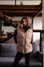 Женская Теплая Жилетка Безрукавка Мокко с Капюшоном