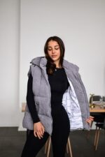 Женская Теплая Серая Жилетка Безрукавка с Капюшоном