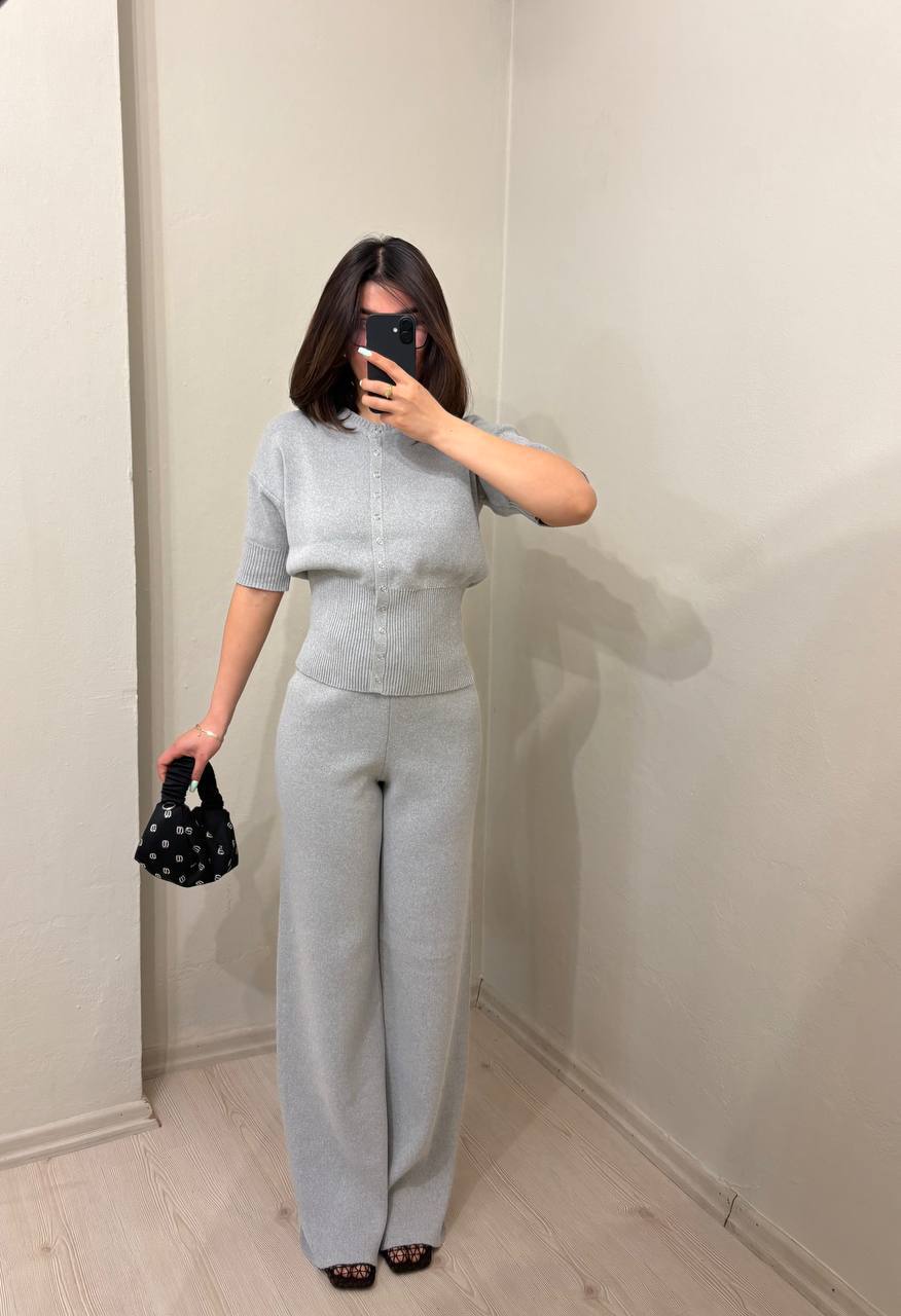 photo_2026-04-07_11-52-24 Женский Трикотажный Серый Костюм на Заклепках - Приаталенна Кофта + Свободные Штаны