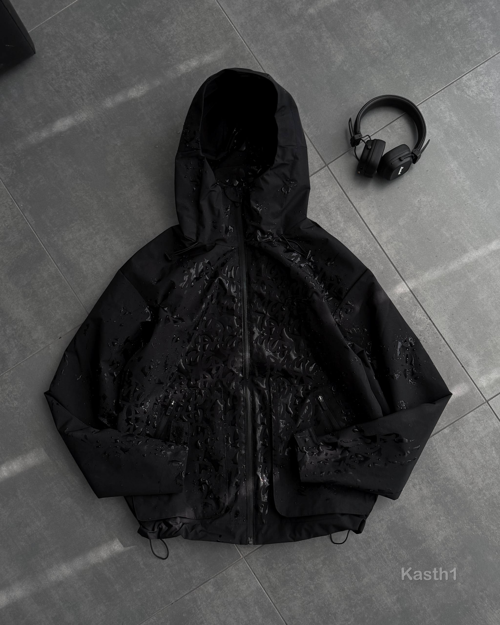 photo_2026-04-07_13-52-47 Мужская Черная Ветровка на Молнии с Гидрофобным Принтом