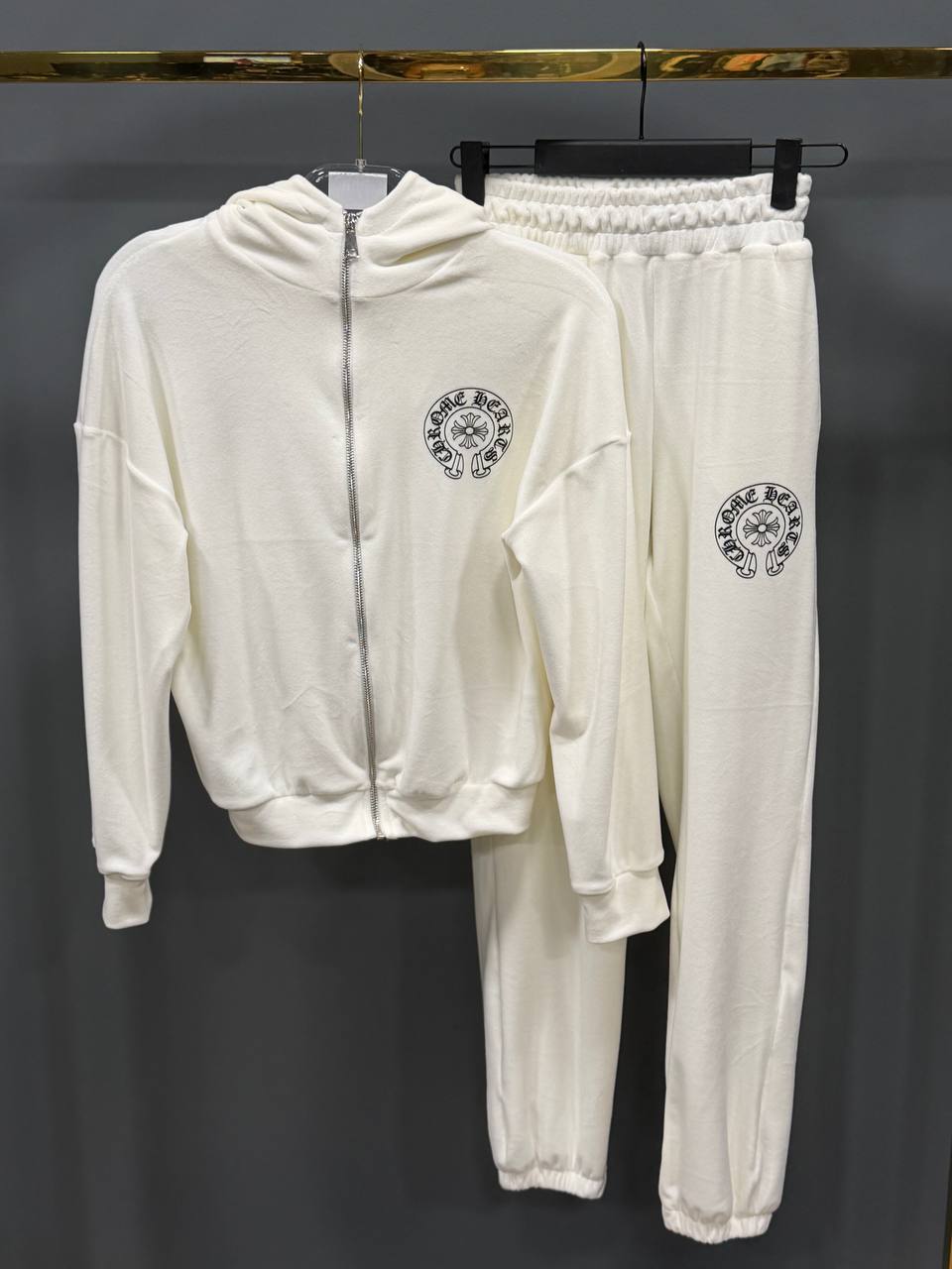 photo_2026-04-12_10-34-10 Женский Белый Велюровый Костюм - Кофта Зипка на Молнии + Штаны Джоггеры