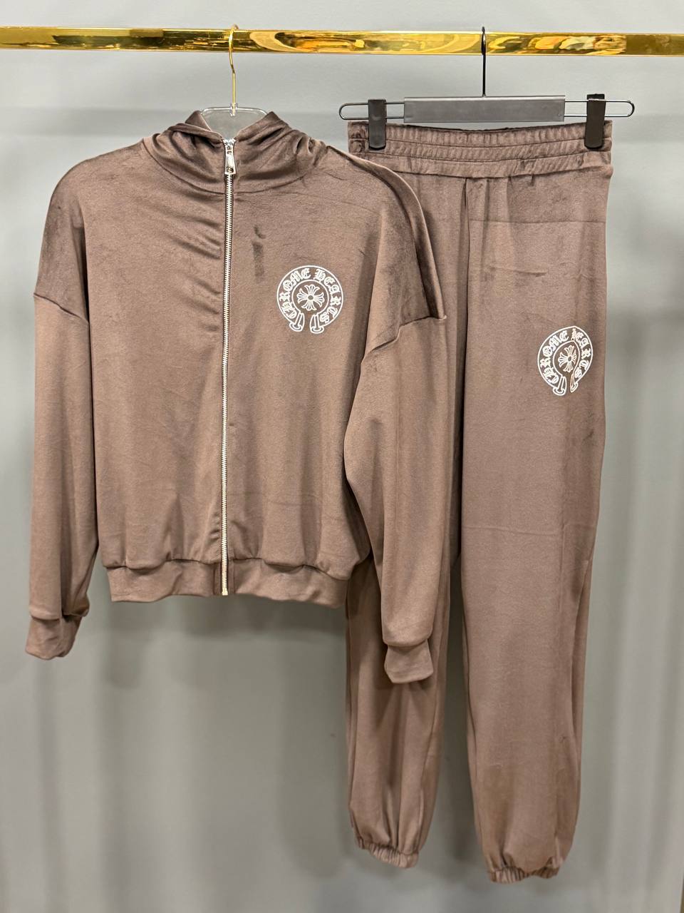 photo_2026-04-12_10-34-13 Женский Коричневый Велюровый Костюм - Кофта Зипка на Молнии + Штаны Джоггеры