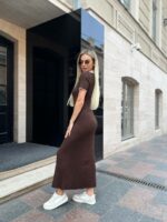 Женское Длинное Коричневое Платье в Рубчик с Воротником Поло и Короткими Рукавами