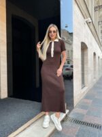 Женское Длинное Коричневое Платье в Рубчик с Воротником Поло и Короткими Рукавами