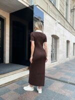 Женское Длинное Коричневое Платье в Рубчик с Воротником Поло и Короткими Рукавами