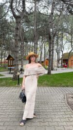 Женское Длинное Бежевое Платье Макси Ажурной Вязки с Открытыми Плечами и Завязкой на Талии