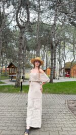 Женское Длинное Бежевое Платье Макси Ажурной Вязки с Открытыми Плечами и Завязкой на Талии