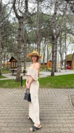 Женское Длинное Бежевое Платье Макси Ажурной Вязки с Открытыми Плечами и Завязкой на Талии