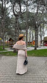 Женское Длинное Бежевое Платье Макси Ажурной Вязки с Открытыми Плечами и Завязкой на Талии