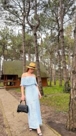 Женское Длинное Голубое Платье Макси Ажурной Вязки с Открытыми Плечами и Завязкой на Талии