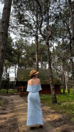 Женское Длинное Голубое Платье Макси Ажурной Вязки с Открытыми Плечами и Завязкой на Талии