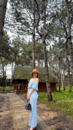 Женское Длинное Голубое Платье Макси Ажурной Вязки с Открытыми Плечами и Завязкой на Талии