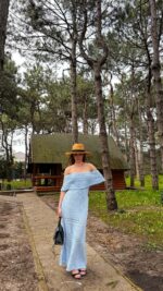 Женское Длинное Голубое Платье Макси Ажурной Вязки с Открытыми Плечами и Завязкой на Талии