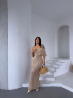 Женское Длинное Бежевое Платье Макси Ажурной Вязки с Открытыми Плечами и Завязкой на Талии