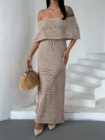 Женское Длинное Бежевое Платье Макси Ажурной Вязки с Открытыми Плечами и Завязкой на Талии