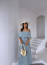 Женское Длинное Голубое Платье Макси Ажурной Вязки с Открытыми Плечами и Завязкой на Талии