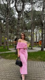 Женское Длинное Розовое Платье Макси Ажурной Вязки с Открытыми Плечами и Завязкой на Талии