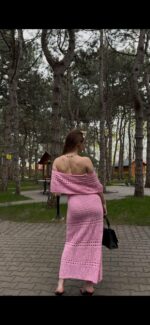 Женское Длинное Розовое Платье Макси Ажурной Вязки с Открытыми Плечами и Завязкой на Талии