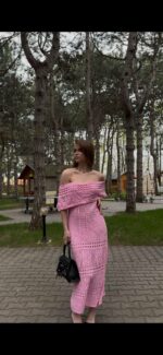 Женское Длинное Розовое Платье Макси Ажурной Вязки с Открытыми Плечами и Завязкой на Талии
