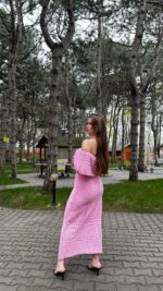 Женское Длинное Розовое Платье Макси Ажурной Вязки с Открытыми Плечами и Завязкой на Талии