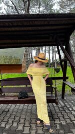 Женское Длинное Желтое Платье Макси Ажурной Вязки с Открытыми Плечами и Завязкой на Талии