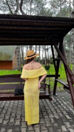 Женское Длинное Желтое Платье Макси Ажурной Вязки с Открытыми Плечами и Завязкой на Талии